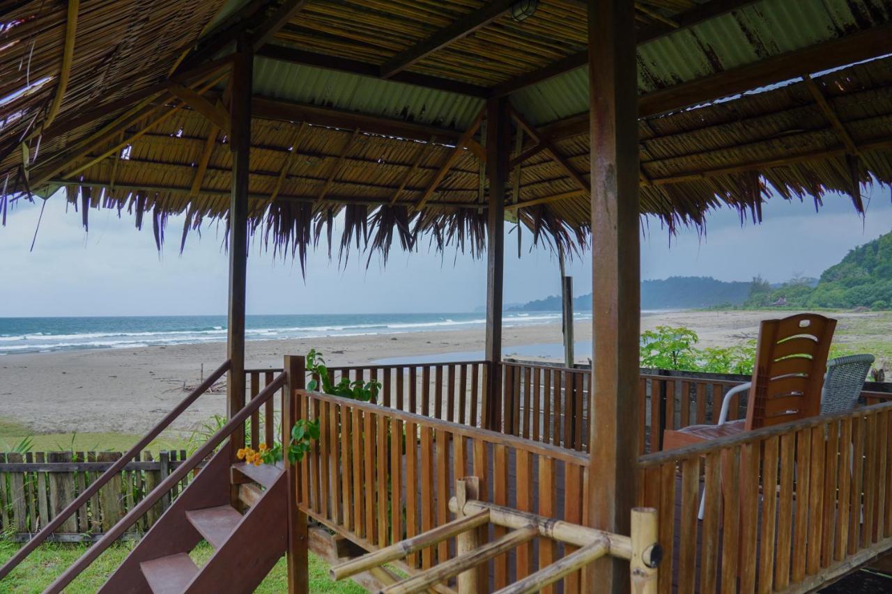 Momos Surf Shack Hotel Salul Bagian luar foto